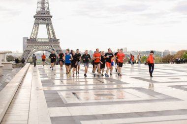 Koşucu Paris Trocadero üzerinde kare, Eyfel Kulesi arka planda çalışan takım.