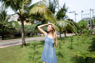 Kot sundress giyen ve avuç içi arka plan yakın duran kadın genç güzel.