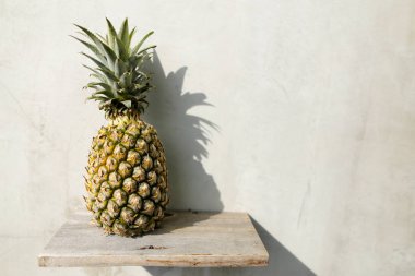 Çam-elma ile arka planda gri duvar raf.