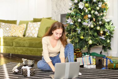 dizüstü bilgisayar kullanarak moda tasarımcısı kız arama anne.