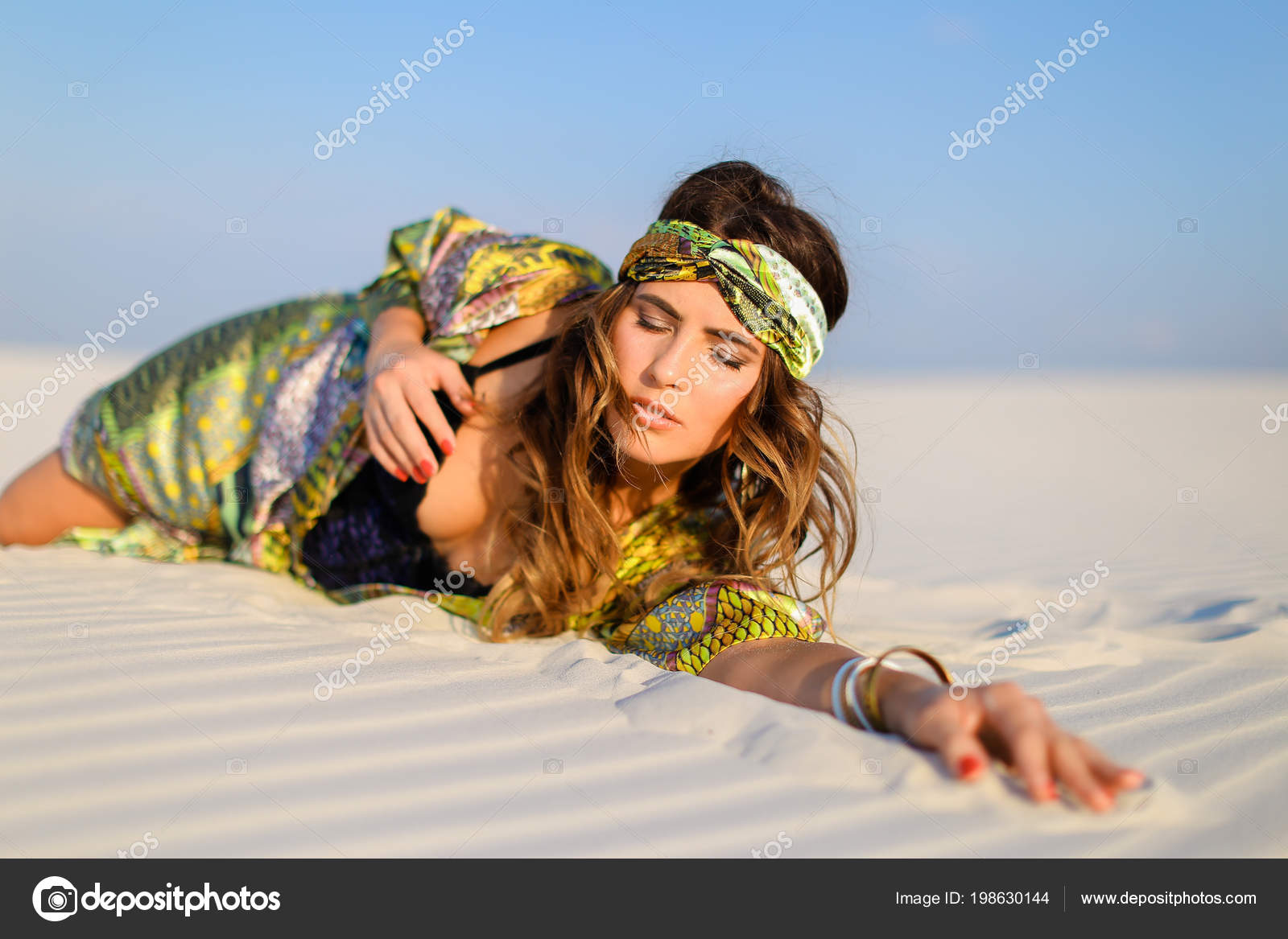 Jeune Femme à La Mode Porter La Robe De Plage Verte Avec