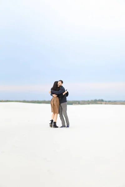 Jovem casal abraçando em fundo monofônico branco . — Fotografia de Stock