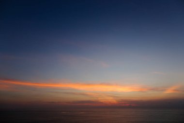 Güzel deniz manzara ve günbatımı gökyüzü.