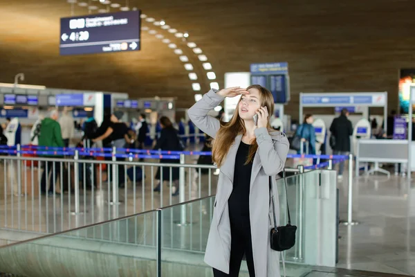 Smartphone ile konuşmak ve Havaalanı, arkadaş arayan kadın.