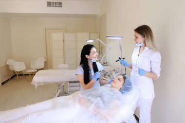 Genç kadın kalıcı makyaj kozmetik kabine Başlarken.