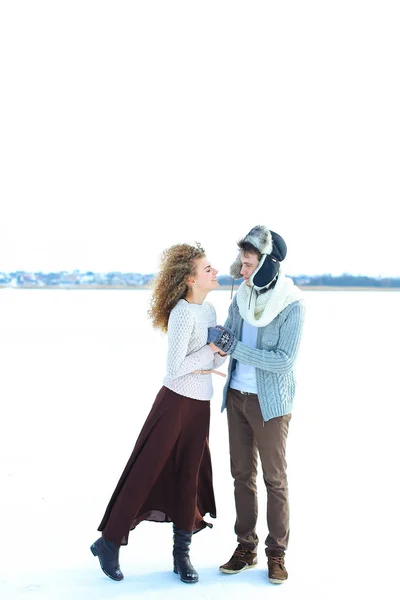 Femme portant une jupe marron et homme debout dans un fond de neige blanche . — Photo