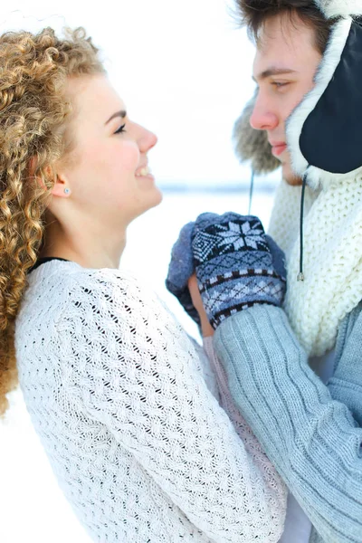 Donna e uomo in guanti in piedi in bianco sfondo invernale . — Foto Stock