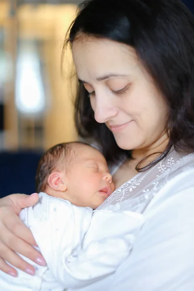 Genç anne holding yeni doğan bebek. — Stok fotoğraf