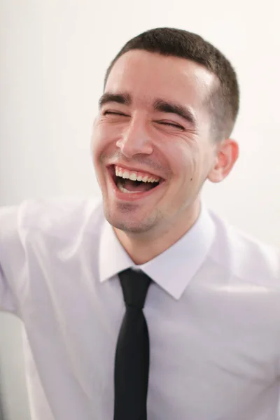 Retrato de homem bonito caucasiano sorridente vestindo camisa branca e gravata preta . — Fotografia de Stock