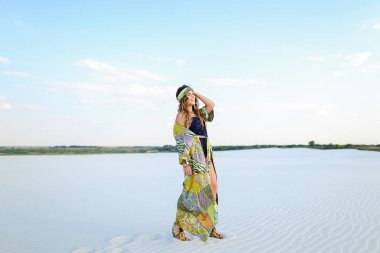 Siyah mayo ve yeşil plaj elbise s giyen kadın foto model