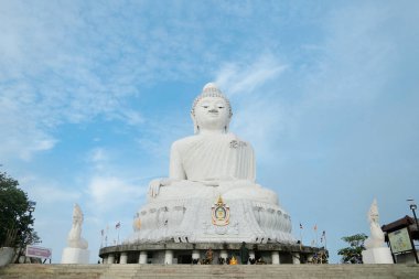 Beyaz büyük Buda heykeli Phuket.