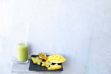 Mango ve carambola plaka, kivi taze meyve suyu.