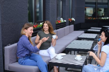 Café'de toplantı ve kahve içme ev kadınları.