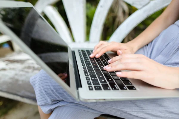 Fechar as mãos femininas usando laptop, digitando mensagem no teclado . — Fotografia de Stock