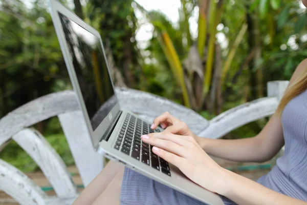 Pessoa feminina usando laptop, palmas de fundo . — Fotografia de Stock
