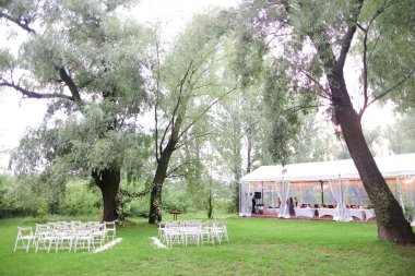 Beyaz sandalye ve ihale çiçek ARH Park Düğün için tarihi.