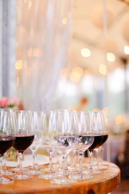 Masada kırmızı şarap ile birçok kadehlerin.