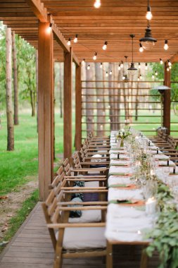 Tablo için düğün restoranda servis.