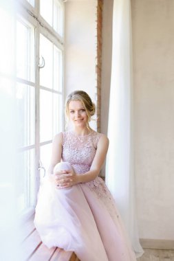 Pencere duran ve rüya sarışın güzel gelin.