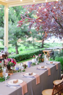 Açık hava restoranında sunulan masada.