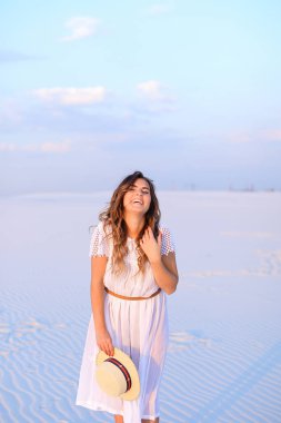 Elbise ve s ayakta tutmak şapka, genç gülümseyen kadın