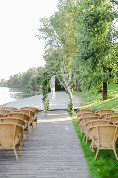 Huş ağacı doğal arch ve park düğün için sandalye.