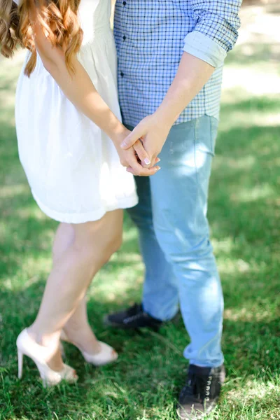 Närbild Pojke Och Flicka Som Håller Händerna Gräs Bakgrund Begreppet — Stockfoto