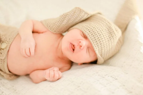 Красивый новорожденный ребенок спит и носит вязаную одежду . — стоковое фото