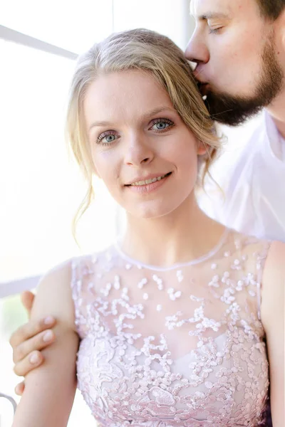 Close-up van portret van de jonge gelukkige paar, bruid en bruidegom. — Stockfoto