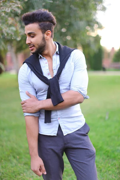 Joven hombre hispano guapo caminando en el parque . — Foto de Stock