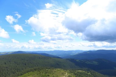Karpat Dağları ve arka planda bulutlar.