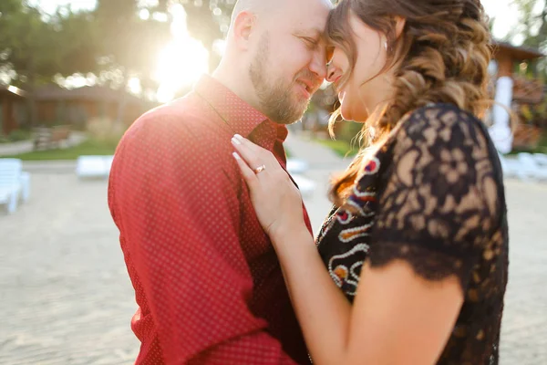 Careca caucasiano marido vestindo vermelho camisa e abraçando esposa . — Fotografia de Stock