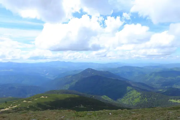 백그라운드에서 구름과 파란과 녹색 멋진 알프스 산맥. — 스톡 사진