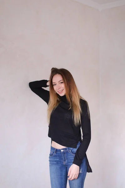 Young caucasian girl wearing black blouse standing near wall. — Stock Photo, Image