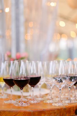 Kadehlerin masada kırmızı şarap ile.