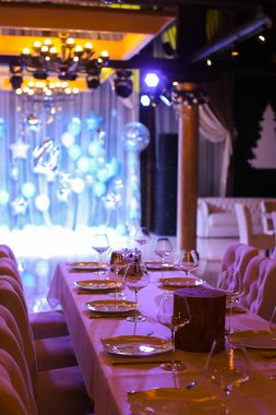 Restoran olay mahallinde mavi balonlu tablo hizmet.