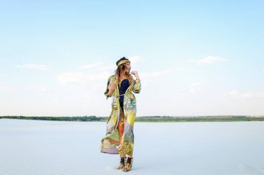 Yeşil plaj elbise ve siyah mayo s giyen genç şık kız