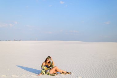 Siyah mayo sitti yeşil plaj elbise giyen kadın kişi