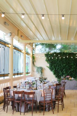 Tabloları restoranında açık havada hizmet Ziyafet.