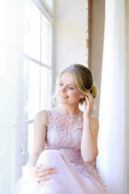 Pencere duran ve rüya sarışın ihale gelin.