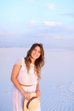 Ayakta beyaz elbise giyen şapka tutmak Avrupa kadın kişi