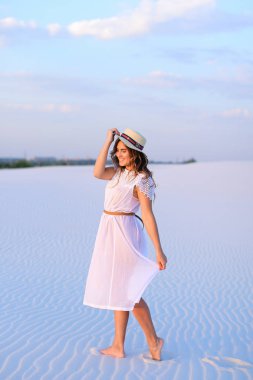Genç güzel kadın kişi kum, weaaring bareffot yürüyüş wh