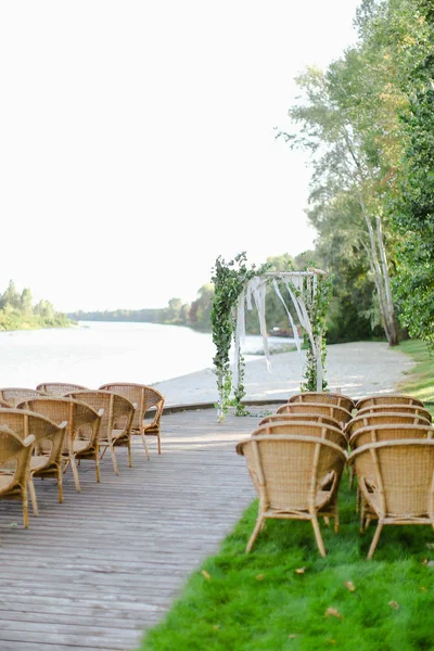 Doğal yeşil düğün kemer Park ahşap sandalye ile.