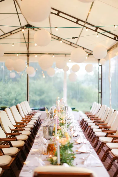 Restoran dekore edilmiş ve hizmet için ziyafet masada.