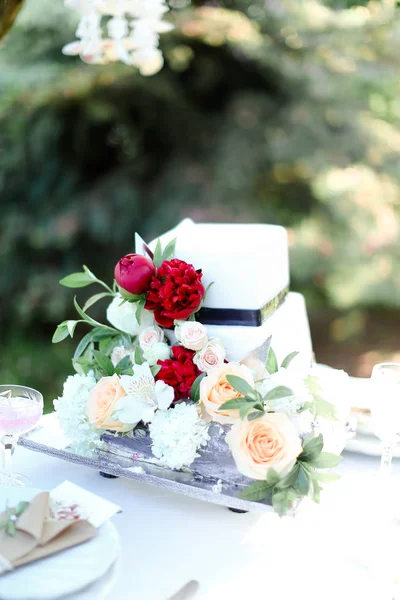 Bílý svatební dort s červeným Pivoňka. — Stock fotografie