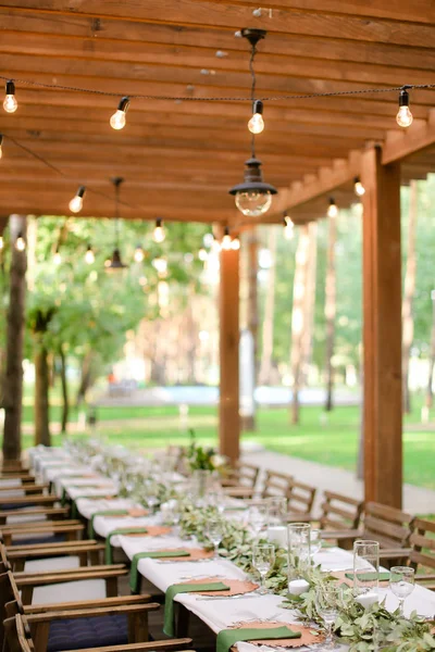 Mesa larga servida para banquete . — Foto de Stock