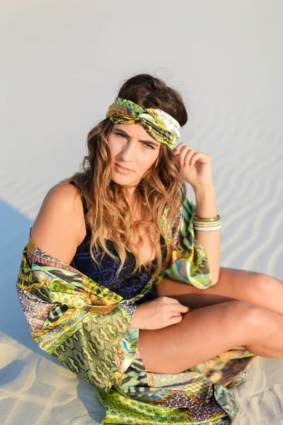 Siyah mayo ve üzerinde yeşil elbise giyen beyaz kadın