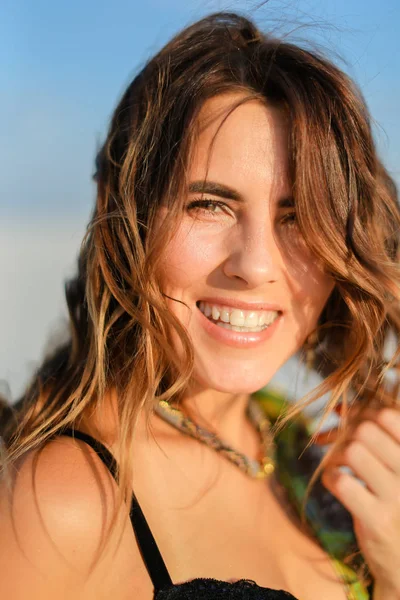 Tek sesli backg mayo giyen beyaz kadın portresi