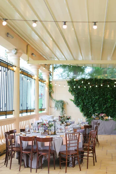 Tabloları restoranında açık havada hizmet Ziyafet.