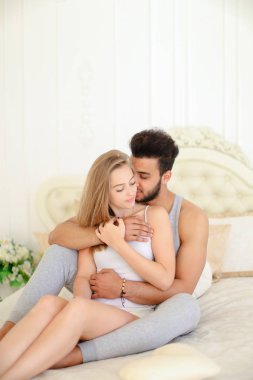 Sarışın beyaz kadın ve İspanyol adam kötü sabah oturuyor.